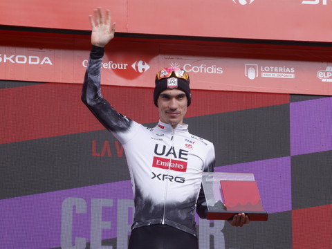 Ayuso remporte la 12e étape, Vingegaard reste en rouge