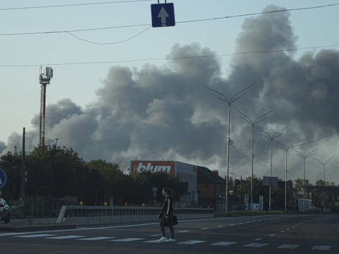 Ukraine: le siège du gouvernement incendié après des frappes russes