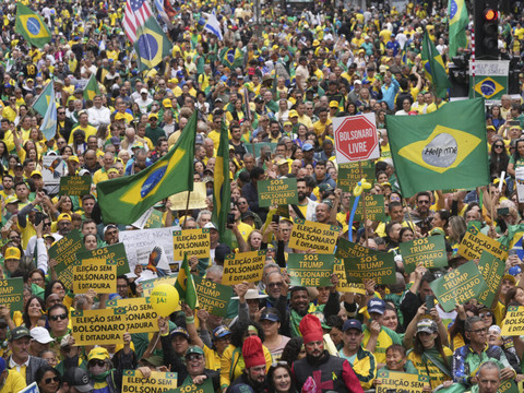 Brésil: les partisans de Bolsonaro dans les rues par milliers