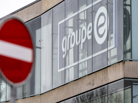 Groupe E s'offre une holding, biffe encore une quinzaine de postes