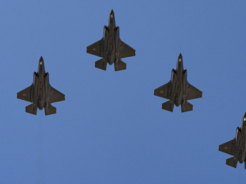 La base aérienne pour les F-35A se développe, malgré l'incertitude