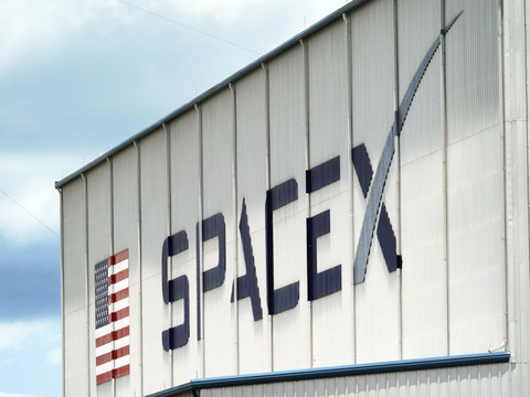SpaceX rachète des fréquences pour muscler l'offre de Starlink