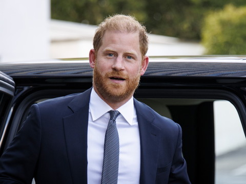 Le prince Harry sur la tombe de sa grand-mère à Windsor