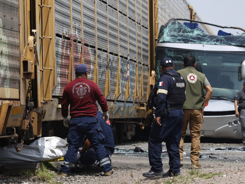 Mexique: un train percute un bus, faisant au moins 10 morts