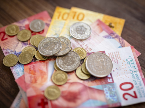 Le statut de valeur refuge du franc plombe l'économie, selon UBS