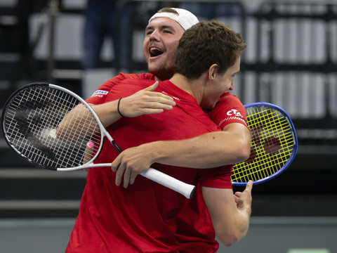 Paul/Stricker gagnent le double, l'espoir demeure