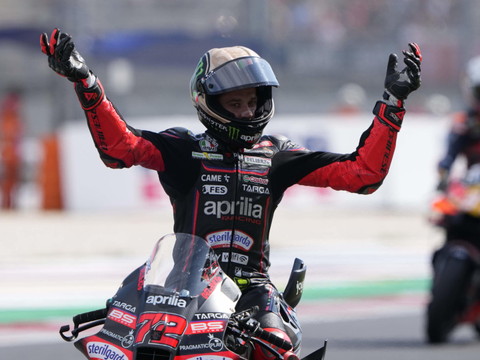 Bezzecchi remporte le sprint, Marc Marquez chute