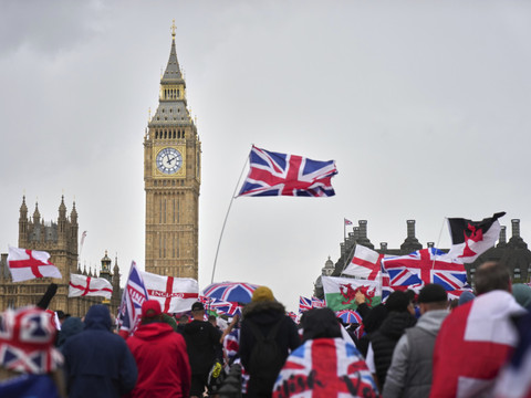 Enorme manifestation à l'appel du militant Tommy Robinson