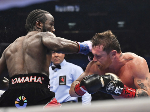Crawford crée l'exploit face à Canelo