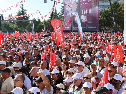 Des dizaines de milliers d'opposants manifestent à Ankara
