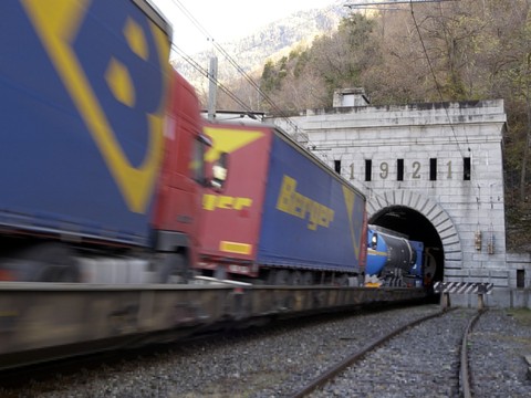 Craintes d'un report de camions sur les routes à travers les Alpes