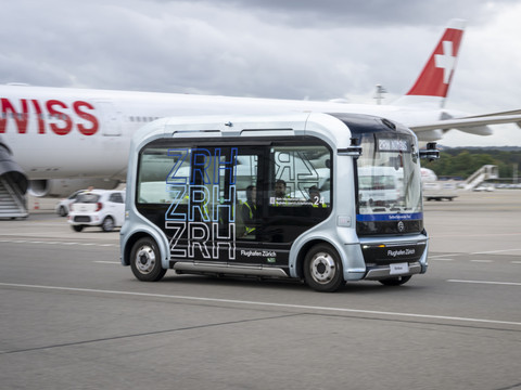 Aéroport de Zurich: bus autonomes près du tarmac pour des employés