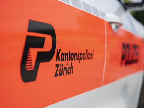 Un automobiliste de 19 ans renverse deux personnes à Glattbrugg ZH