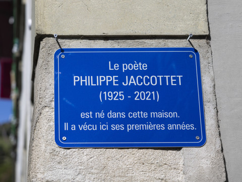 Moudon: une plaque commémorative en l'honneur de Philippe Jaccottet