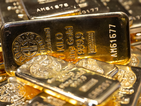 Le cours de l'or s'envole, l'once frôle les 3760 dollars