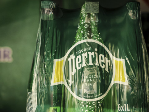Nestlé: l'arrêt de la commercialisation d'eaux Perrier demandé