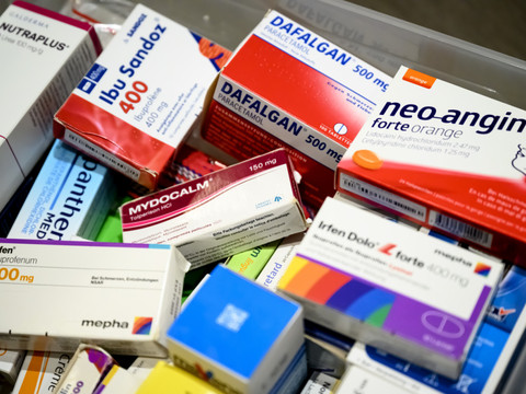 Trump annonce des droits de douane de 100% sur les médicaments