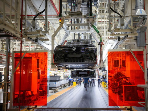 Voitures électriques: VW suspend la production dans deux usines
