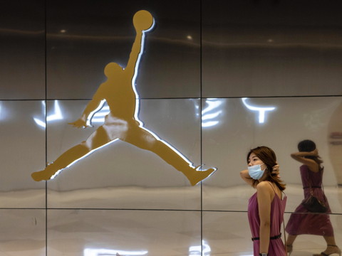 Nike crée la surprise au 1er trimestre avec une hausse des recettes
