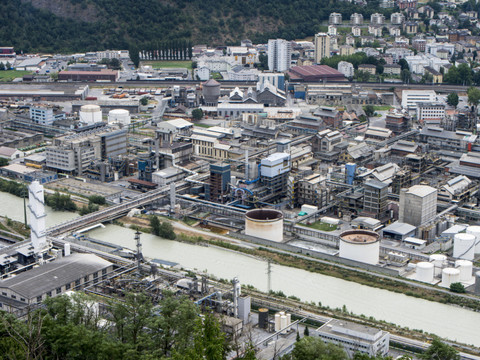 PMI: l'industrie suisse reste sous pression