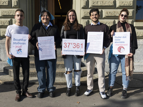 Plus de 37'000 signatures contre la hausse des frais de scolarité