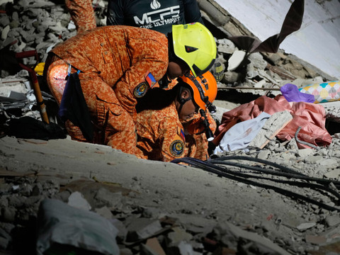 Philippines: le bilan du séisme porté à 72 morts