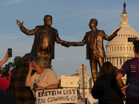 Une statue satirique de Trump et Epstein réinstallée