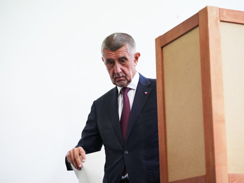 Les Tchèques aux urnes pour des législatives incertaines