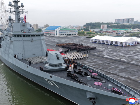 Corée du Nord: Kim inspecte un nouveau destroyer de 5000 tonnes
