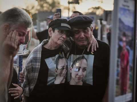 Israël: minute de silence des familles des victimes à Reïm