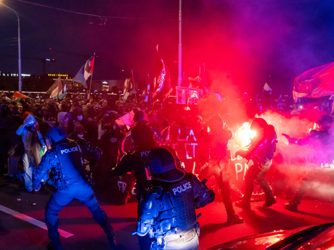 Des gaz lacrymogènes pour éloigner des manifestants à Genève