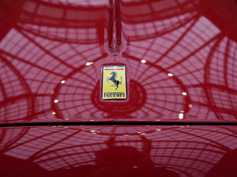 Ferrari prend le virage électrique avec prudence