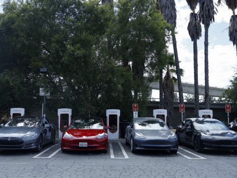 Enquête aux Etats-Unis sur la conduite autonome de Tesla