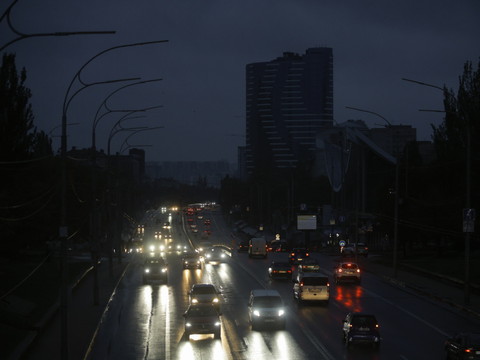 Ukraine : la Russie pilonne le réseau énergétique, un enfant tué
