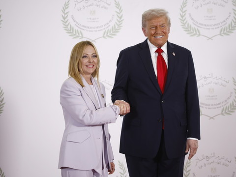 Trump vante le physique de Meloni, seule femme au sommet