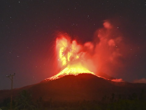 Indonésie: nouvelle éruption d'un volcan sur l'île de Florès