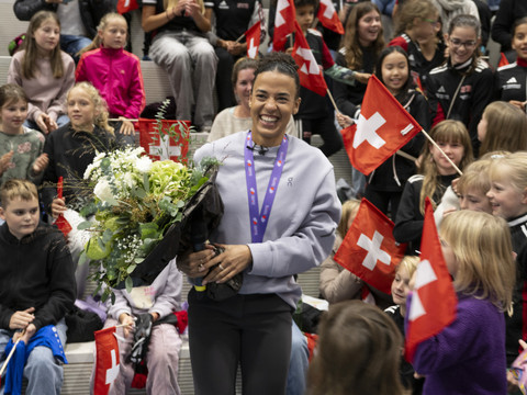 La championne du monde Ditaji Kambundji fêtée dans sa commune