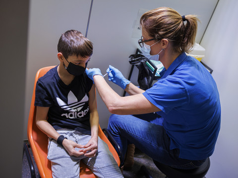 Grippe et Covid: vaccins recommandés pour les personnes à risque