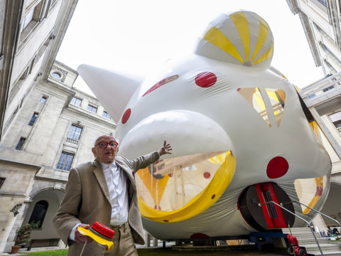 Une sphère gonflable géante posée dans la cour du MAH de Genève