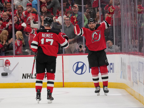 Meier et Hischier mènent les Devils à la victoire