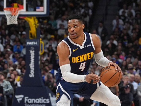 Russell Westbrook signe à Sacramento