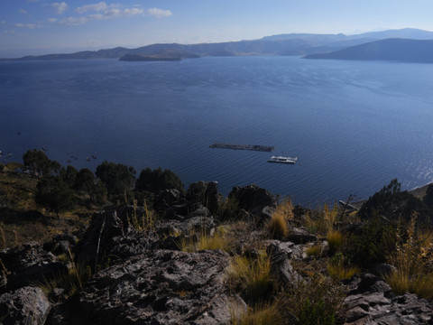 Le bateau suisse PlanetSolar réussit son tour du lac Titicaca