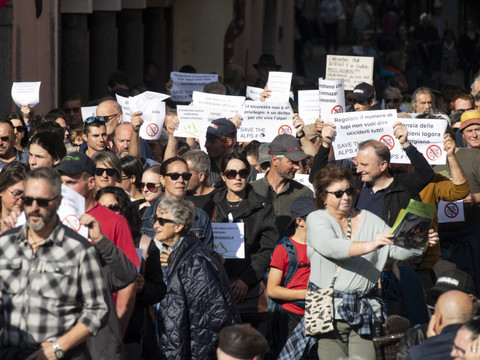 Les éleveurs tessinois manifestent contre l’abandon des alpages