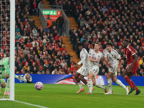 Premier League: Liverpool battu à domicile par Manchester United