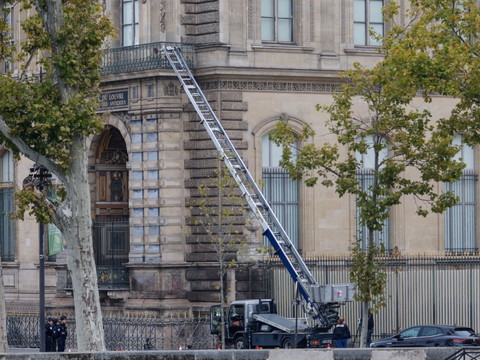 Huit bijoux volés au Louvre, quatre malfaiteurs recherchés