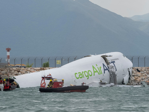 Un avion-cargo quitte la piste à Hong Kong: deux morts
