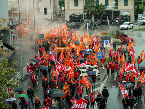Plus de mille travailleurs du bâtiment protestent à Bellinzone