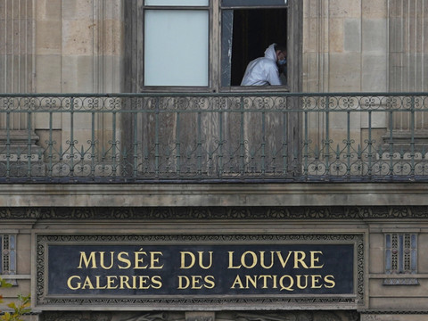 La direction du Louvre défend la qualité des vitrines fracturées