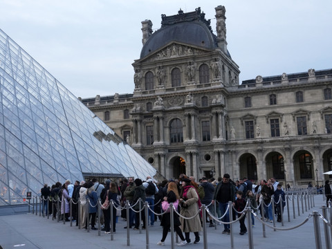 Le Louvre a rouvert mercredi, trois jours après le vol des bijoux