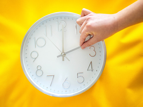 Retour à l'heure normale dimanche: une heure de plus au lit